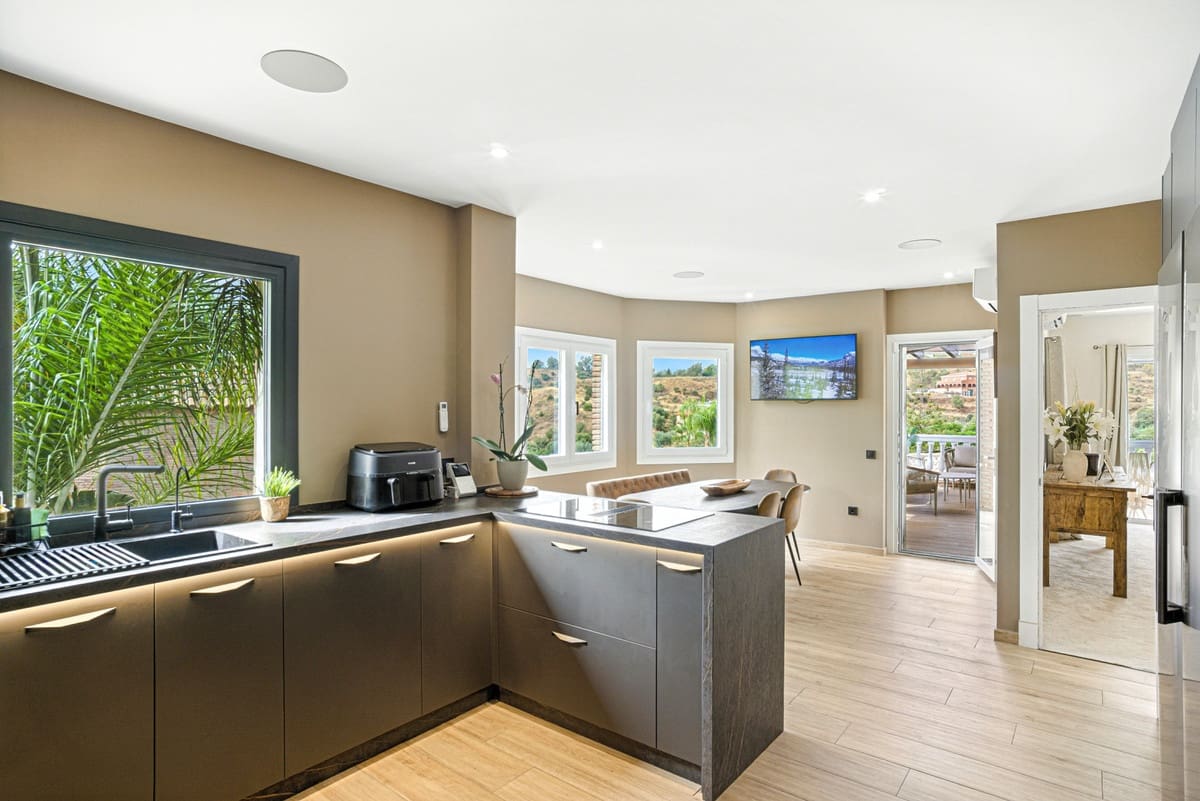 6 soverom Villa til salgs i Mijas med svømmebasseng - € 1 395 000 (Ref: 9894837)