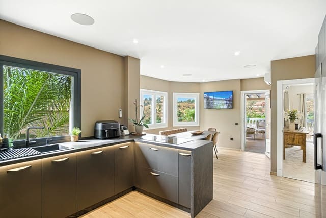 6 soverom Villa til salgs i Mijas med svømmebasseng - € 1 395 000 (Ref: 9894837)