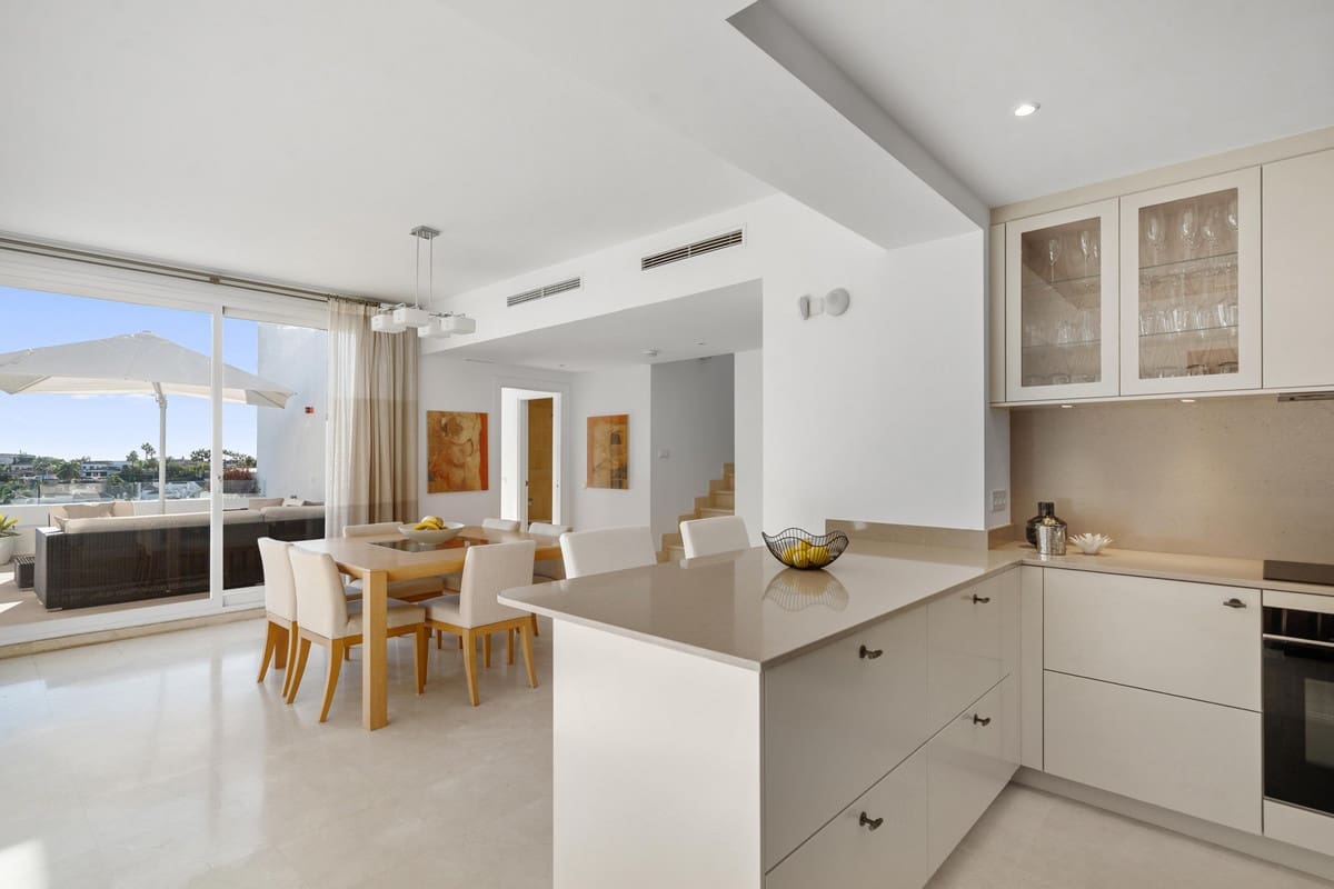 3 chambre Appartement à vendre à Nueva Andalucia avec piscine garage - 1 695 000 € (Ref: 9894953)