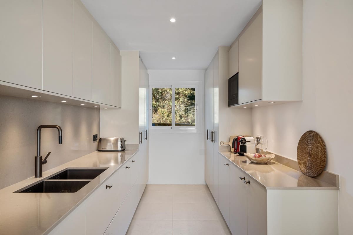3 chambre Appartement à vendre à Nueva Andalucia avec piscine garage - 1 695 000 € (Ref: 9894953)