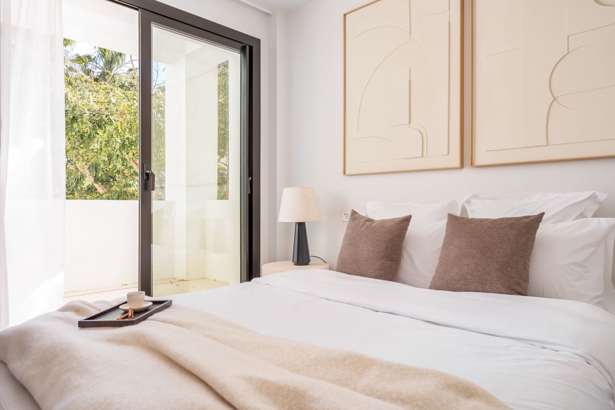 5 slaapkamer Villa te koop in Nueva Andalucia met zwembad garage - € 2.495.000 (Ref: 9894994)