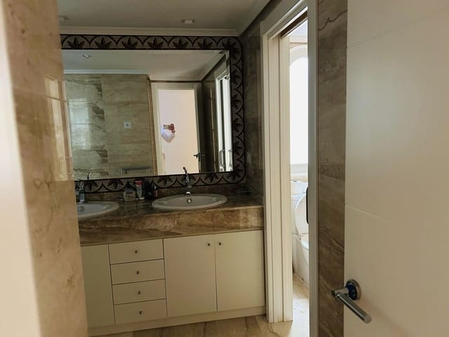 Apartamento de 2 habitaciones en Elviria, Marbella en venta con piscina garaje - 600.000 € (Ref: 9895012)