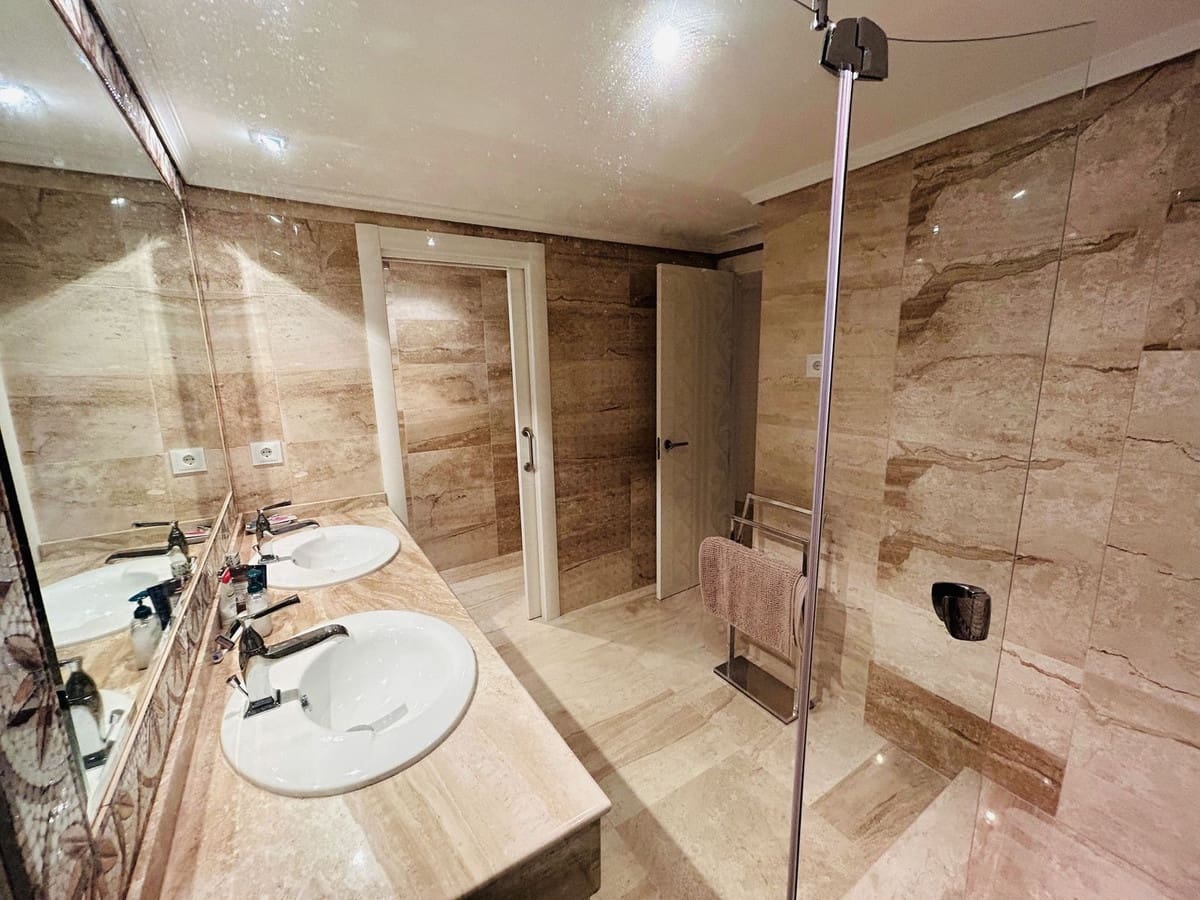 Apartamento de 2 habitaciones en Elviria en venta con piscina garaje - 600.000 € (Ref: 9895012)