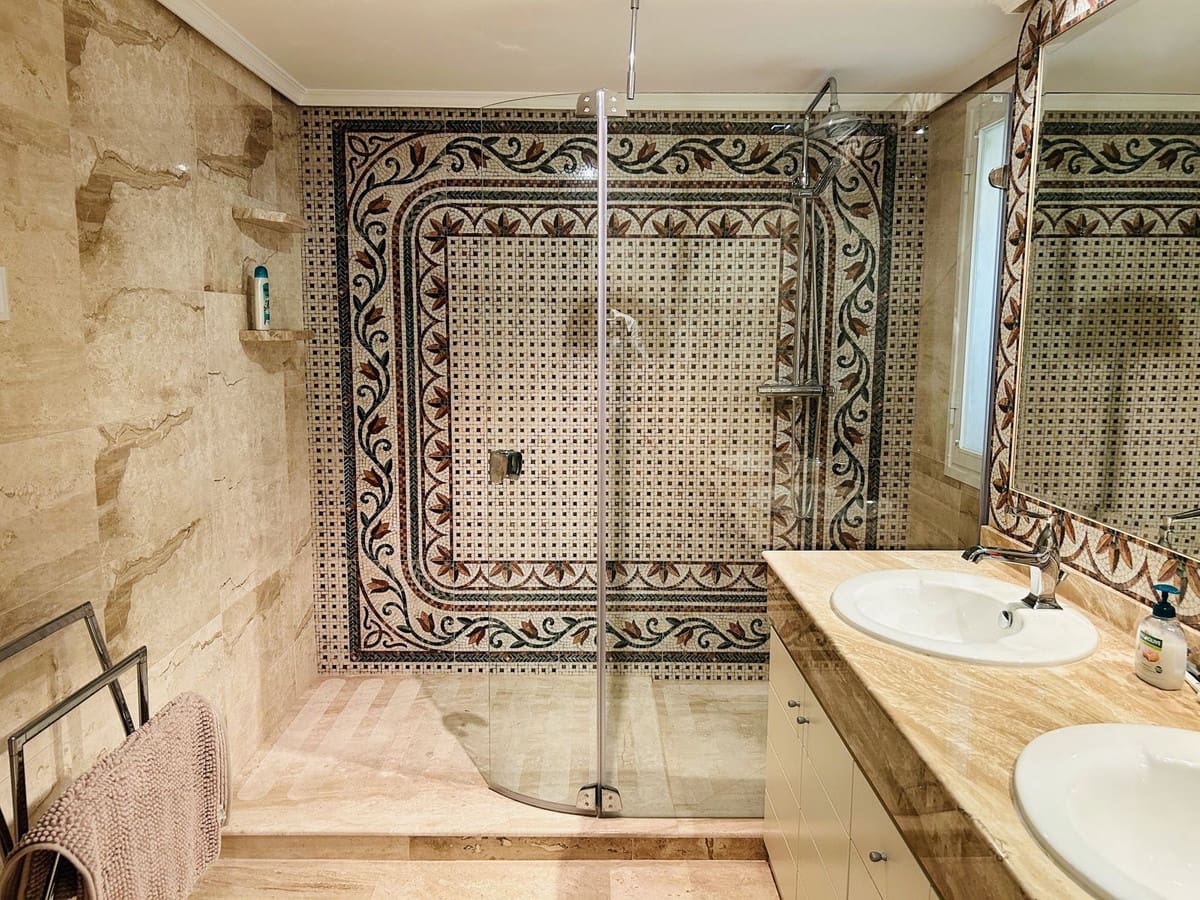 Apartamento de 2 habitaciones en Elviria en venta con piscina garaje - 600.000 € (Ref: 9895012)