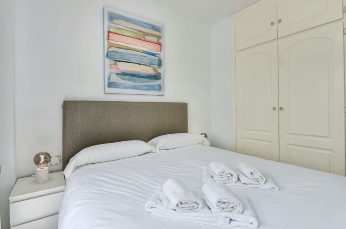 2 bedroom Apartment for sale in La Duquesa / Puerto de la Duquesa with pool garage - € 300,000 (Ref: 9895017)