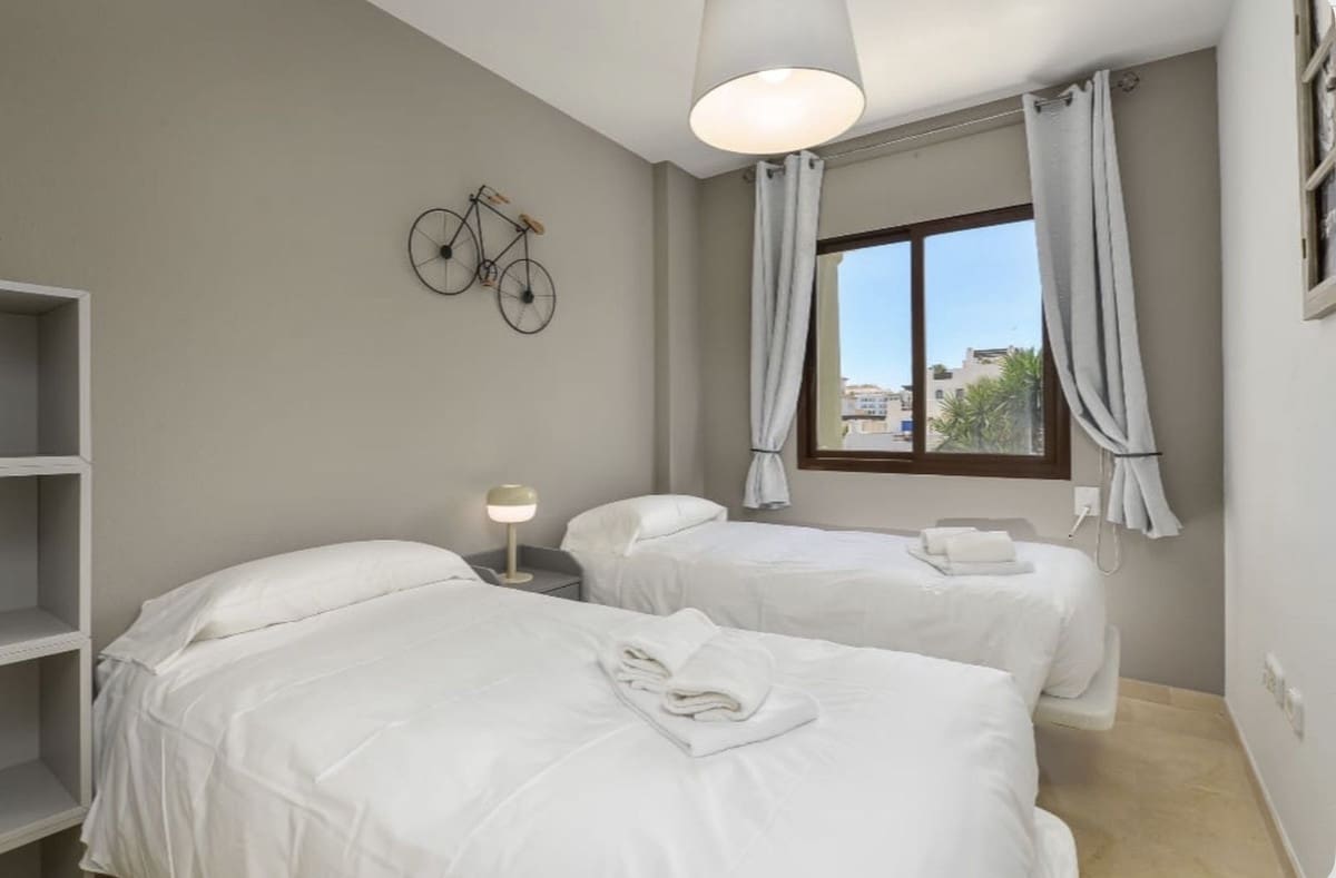 2 bedroom Apartment for sale in La Duquesa / Puerto de la Duquesa with pool garage - € 300,000 (Ref: 9895017)