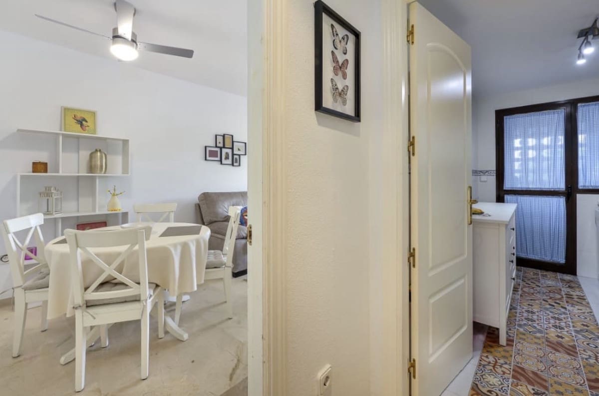 2 bedroom Apartment for sale in La Duquesa / Puerto de la Duquesa with pool garage - € 300,000 (Ref: 9895017)