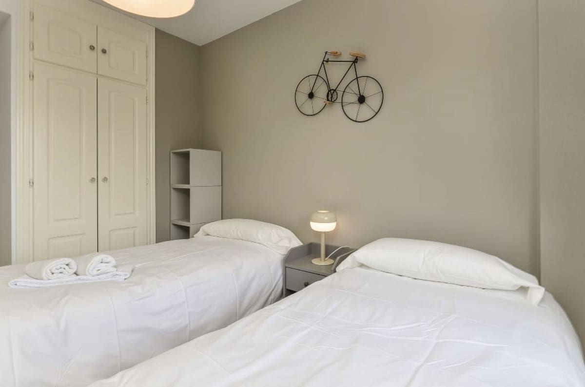 2 bedroom Apartment for sale in La Duquesa / Puerto de la Duquesa with pool garage - € 300,000 (Ref: 9895017)