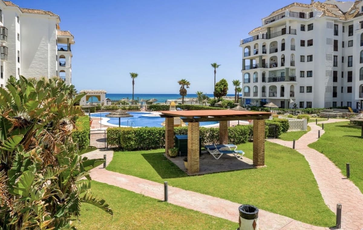 2 bedroom Apartment for sale in La Duquesa / Puerto de la Duquesa with pool garage - € 300,000 (Ref: 9895017)