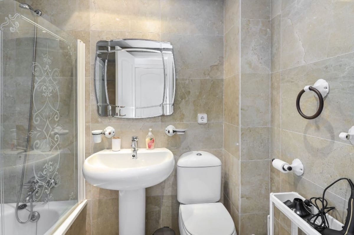 2 bedroom Apartment for sale in La Duquesa / Puerto de la Duquesa with pool garage - € 300,000 (Ref: 9895017)