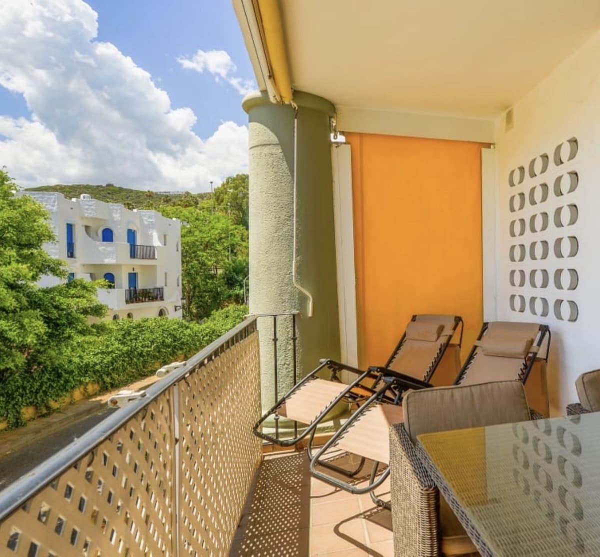 2 bedroom Apartment for sale in La Duquesa / Puerto de la Duquesa with pool garage - € 300,000 (Ref: 9895017)