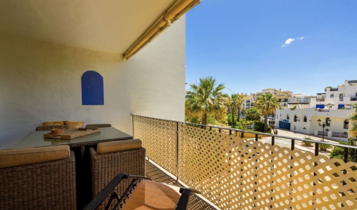 2 bedroom Apartment for sale in La Duquesa / Puerto de la Duquesa with pool garage - € 300,000 (Ref: 9895017)