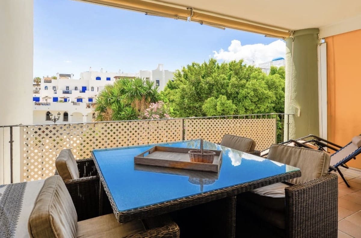 2 bedroom Apartment for sale in La Duquesa / Puerto de la Duquesa with pool garage - € 300,000 (Ref: 9895017)