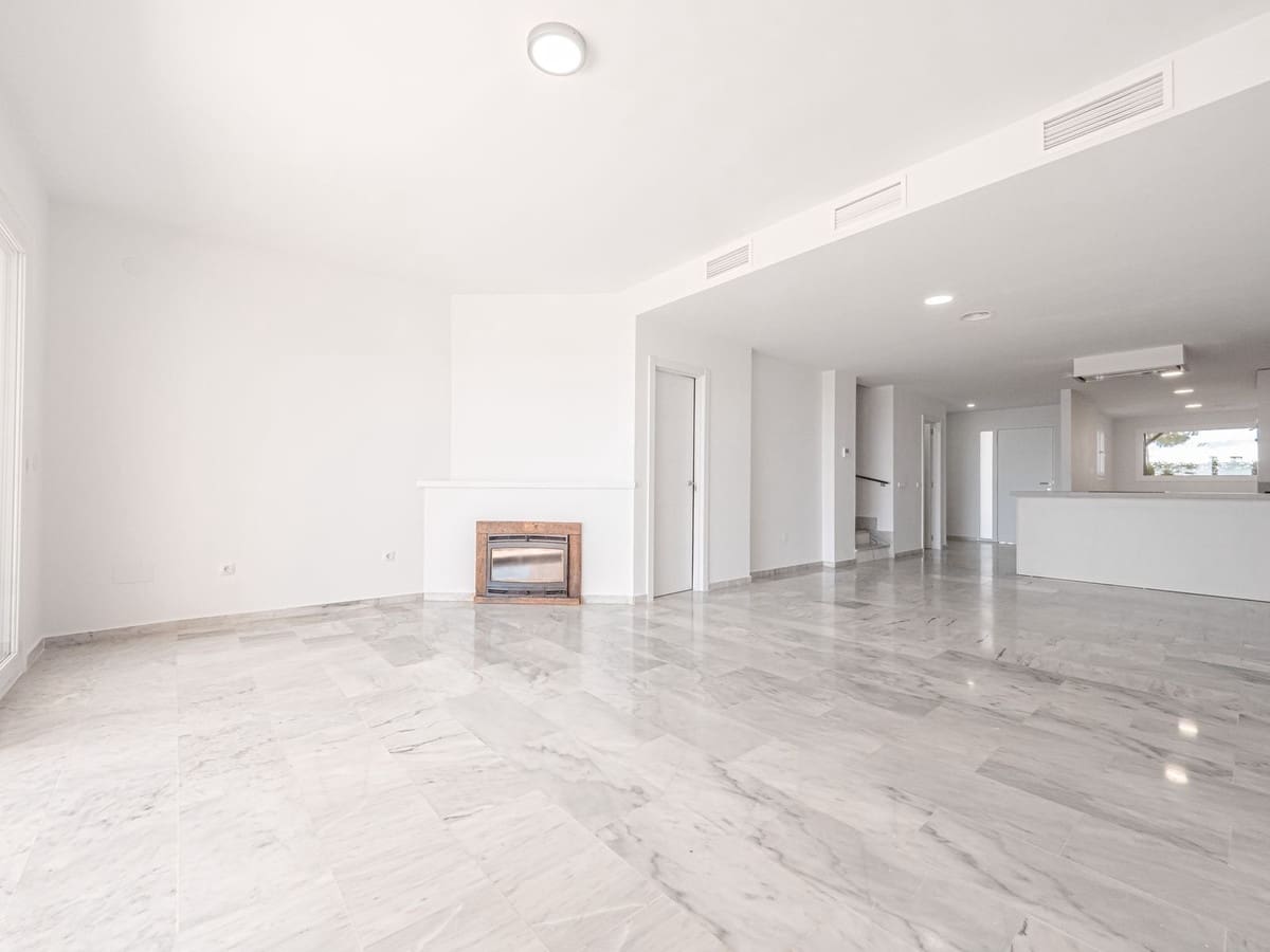 4 soveværelse Byhus til salg i Calahonda med swimmingpool - € 595.000 (Ref: 9895234)