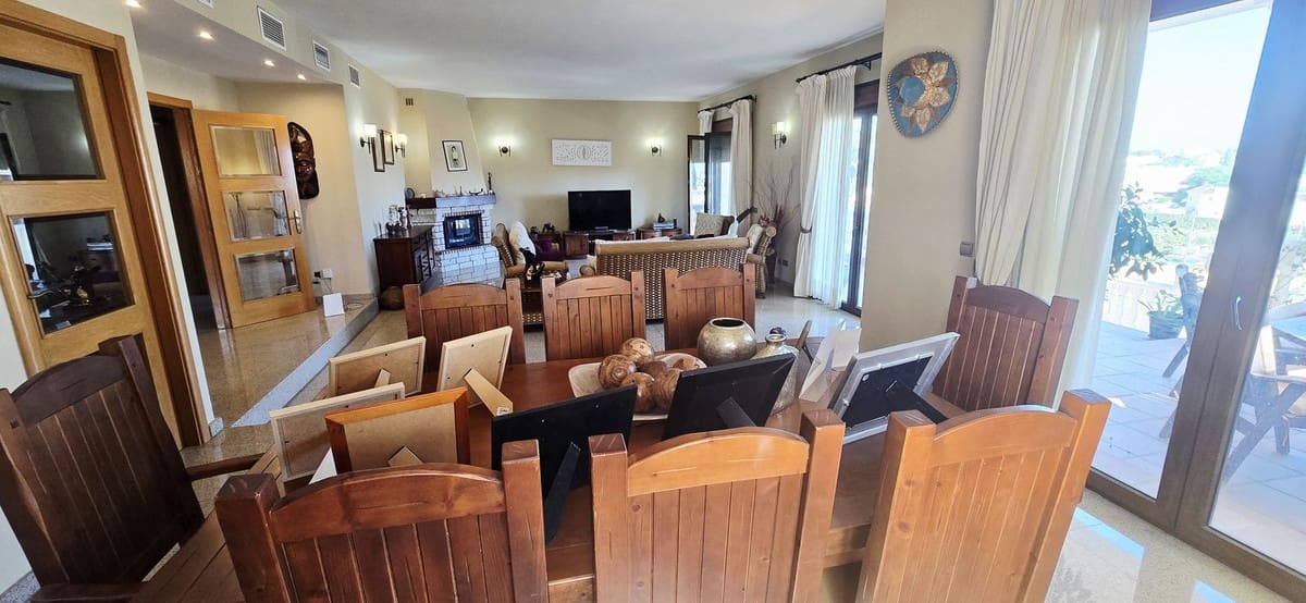 4 bedroom Villa for sale in La Sierrezuela with pool garage - € 1,095,000 (Ref: 9897315)