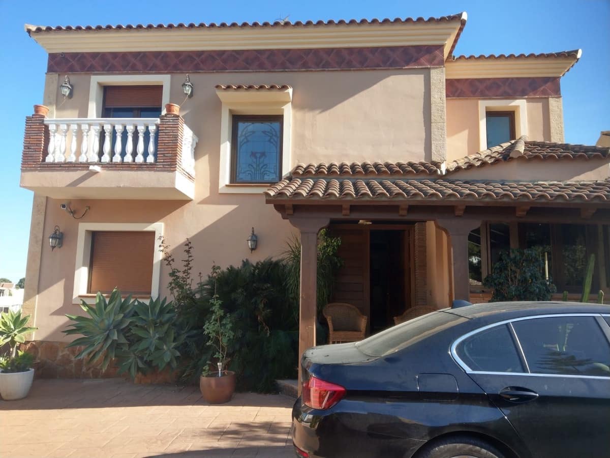 4 bedroom Villa for sale in La Sierrezuela with pool garage - € 1,095,000 (Ref: 9897315)