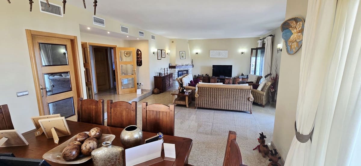 4 bedroom Villa for sale in La Sierrezuela with pool garage - € 1,095,000 (Ref: 9897315)