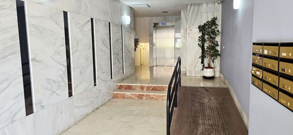 4 Zimmer Apartment zu verkaufen in Fuengirola mit Pool Garage - 450.000 € (Ref: 9897329)
