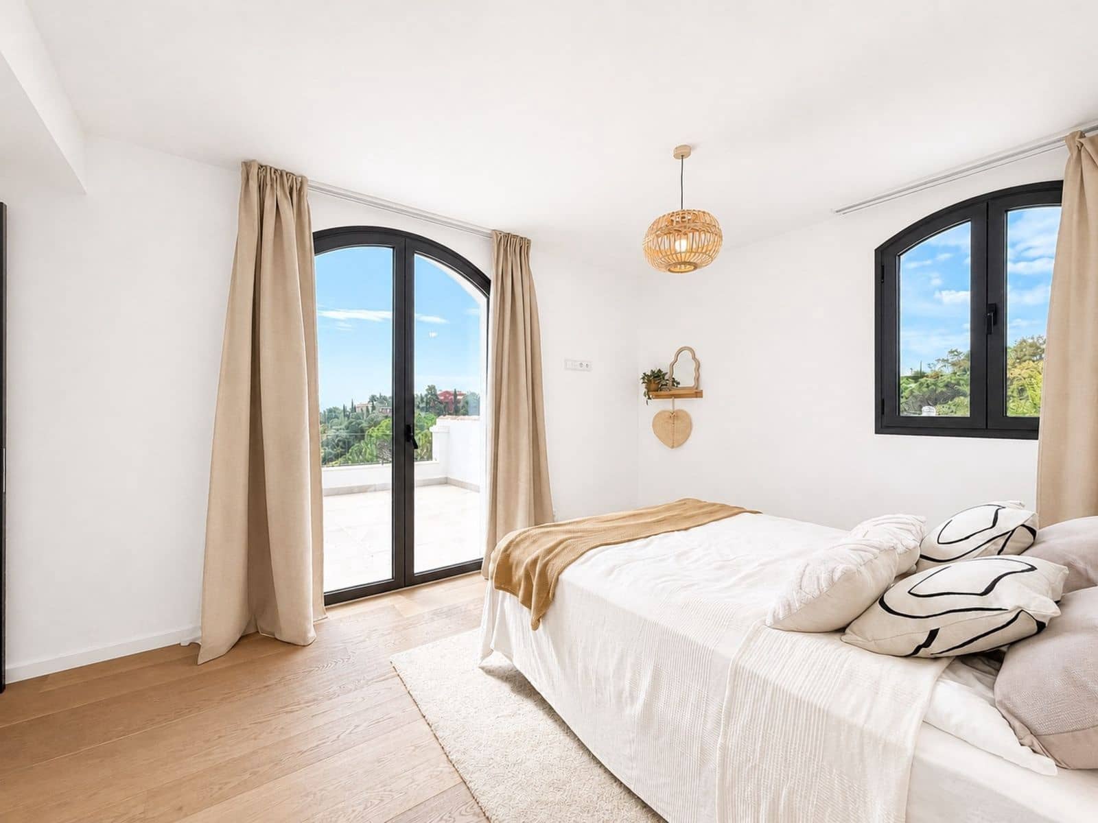 5 bedroom Villa for sale in Benahavis with pool - € 3,995,000 (Ref: 9901358)