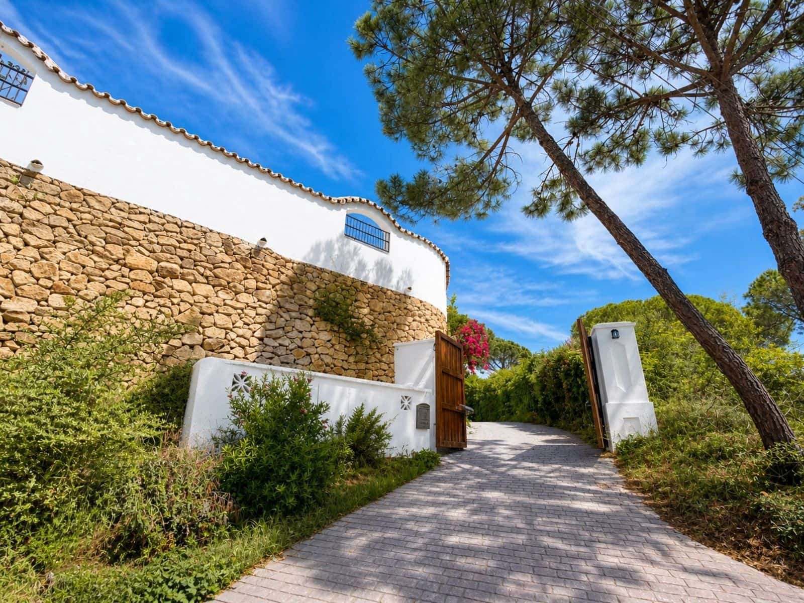 5 bedroom Villa for sale in Benahavis with pool - € 3,995,000 (Ref: 9901358)