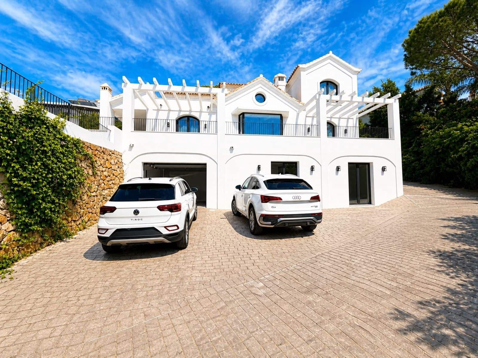 5 bedroom Villa for sale in Benahavis with pool - € 3,995,000 (Ref: 9901358)