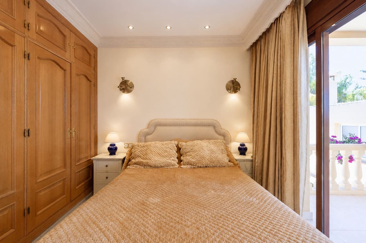 Chalet de 5 habitaciones en La Quinta en venta con piscina garaje - 2.400.000 € (Ref: 9902063)