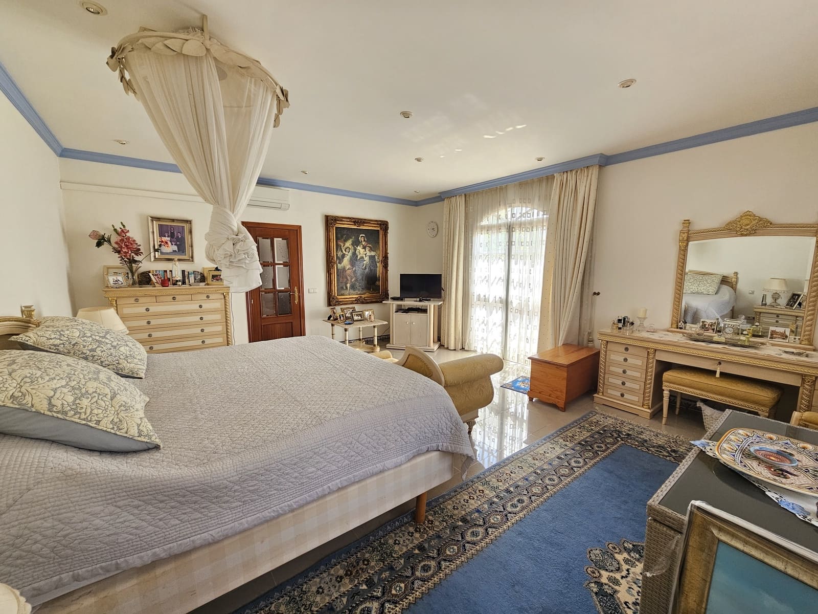 5 bedroom Villa for sale in Alhaurin de la Torre with pool garage - € 1,690,000 (Ref: 9924842)