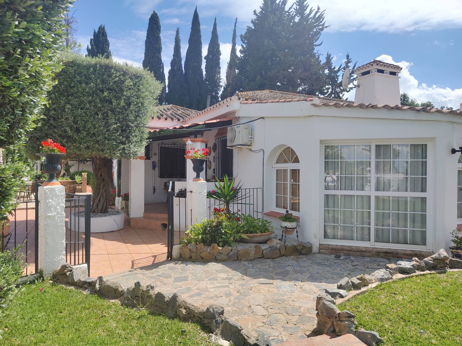 5 bedroom Villa for sale in Alhaurin de la Torre with pool garage - € 1,690,000 (Ref: 9924842)