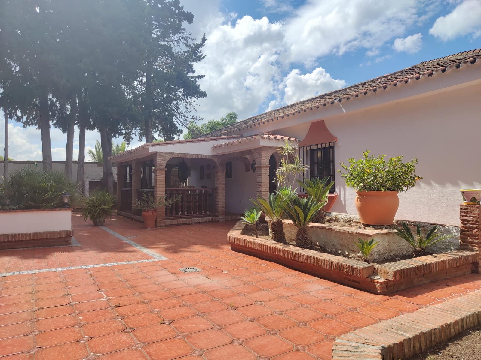 5 bedroom Villa for sale in Alhaurin de la Torre with pool garage - € 1,690,000 (Ref: 9924842)