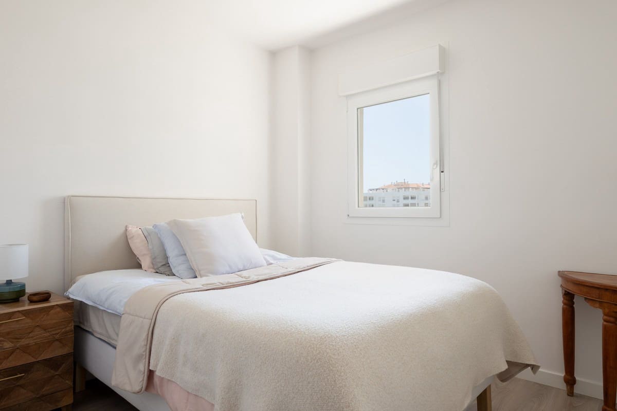 3 soverom Leilighet til salgs i Nueva Andalucia med svømmebasseng garasje - € 415 000 (Ref: 9936628)