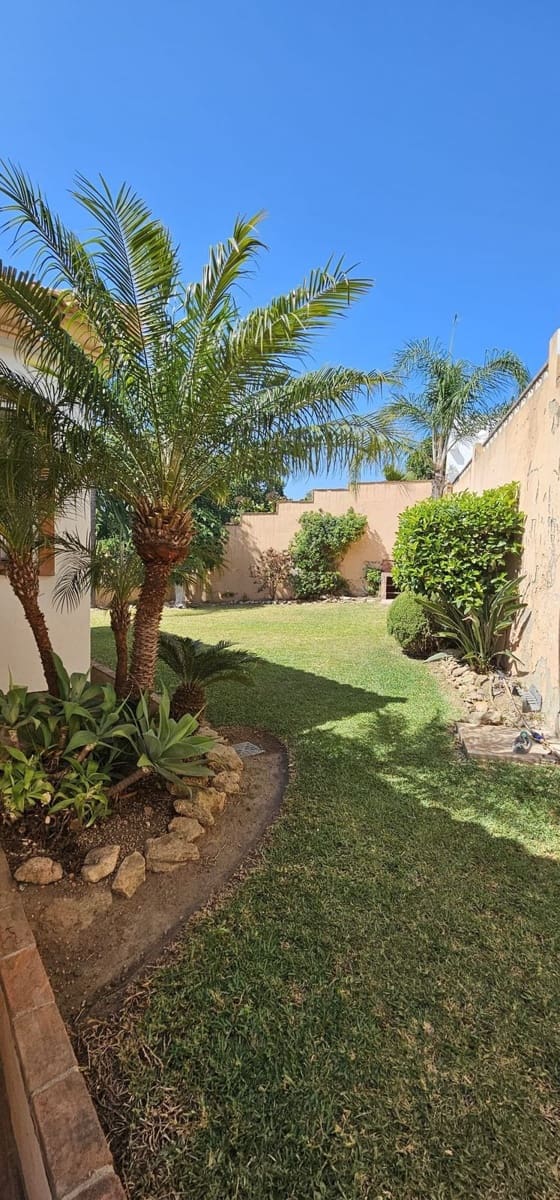 5 bedroom Villa for sale in El Rosario with garage - € 890,000 (Ref: 9936662)