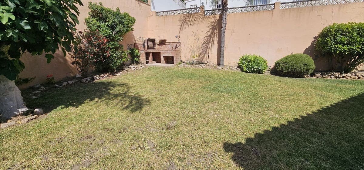 5 bedroom Villa for sale in El Rosario with garage - € 890,000 (Ref: 9936662)
