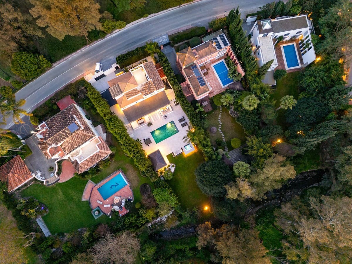 5 bedroom Villa for sale in Nueva Andalucia with pool - € 4,290,000 (Ref: 9938727)