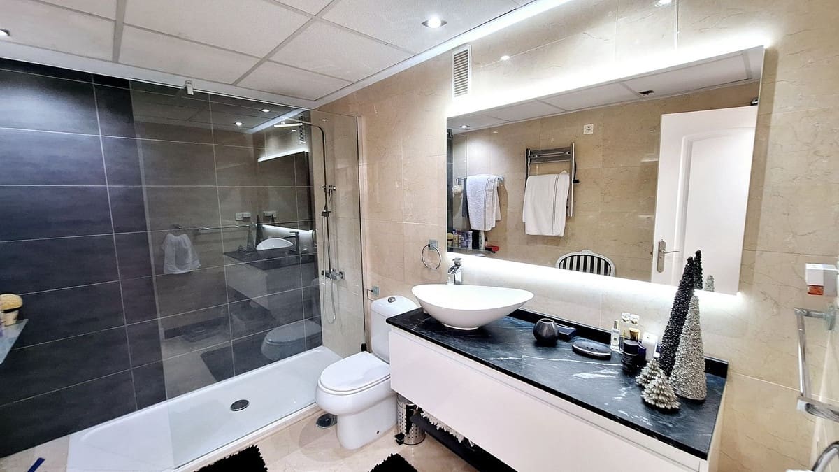 2 soverom Penthouse til salgs i La Duquesa / Puerto de la Duquesa med svømmebasseng garasje - € 399 000 (Ref: 9938884)