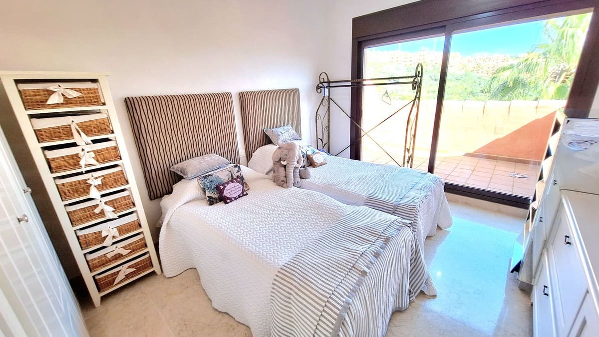 2 soverom Penthouse til salgs i La Duquesa / Puerto de la Duquesa med svømmebasseng garasje - € 399 000 (Ref: 9938884)