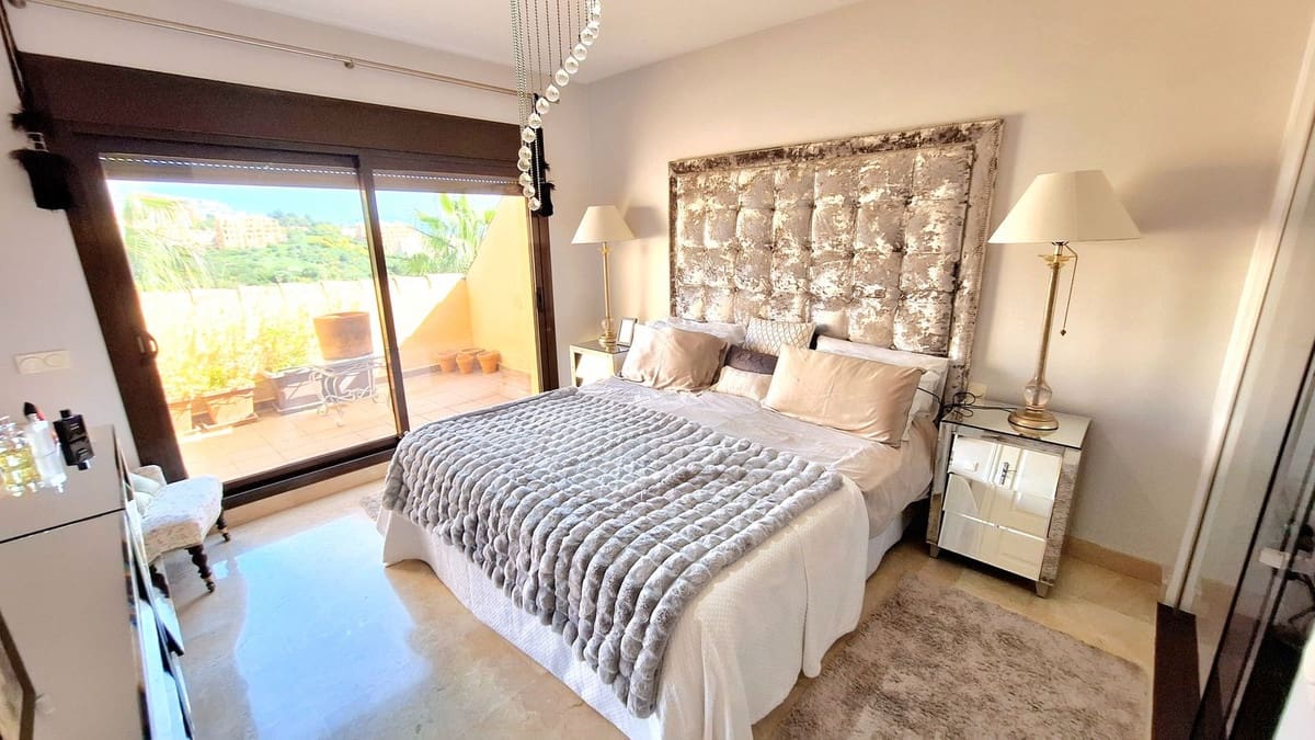 2 soverom Penthouse til salgs i La Duquesa / Puerto de la Duquesa med svømmebasseng garasje - € 399 000 (Ref: 9938884)