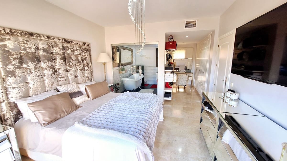 2 soverom Penthouse til salgs i La Duquesa / Puerto de la Duquesa med svømmebasseng garasje - € 399 000 (Ref: 9938884)