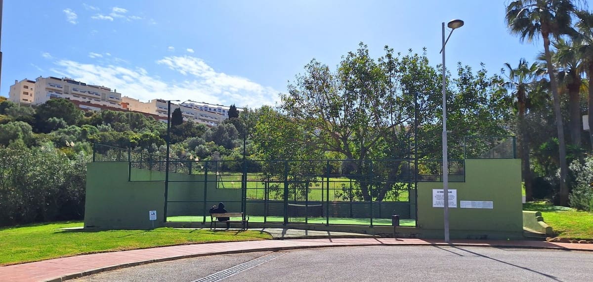 2 soverom Penthouse til salgs i La Duquesa / Puerto de la Duquesa med svømmebasseng garasje - € 399 000 (Ref: 9938884)