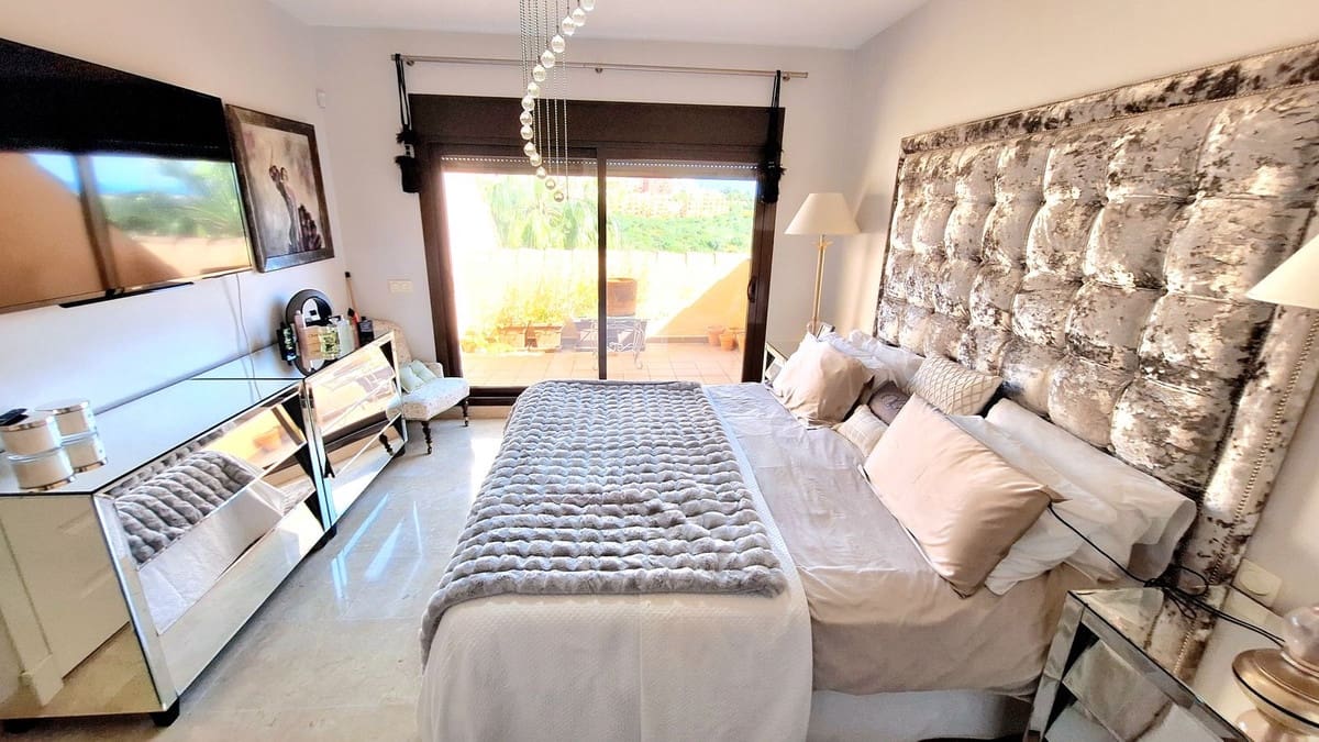 2 soverom Penthouse til salgs i La Duquesa / Puerto de la Duquesa med svømmebasseng garasje - € 399 000 (Ref: 9938884)