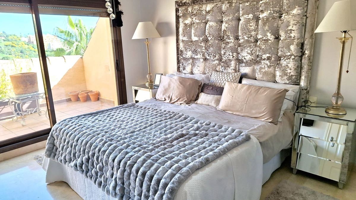 2 soverom Penthouse til salgs i La Duquesa / Puerto de la Duquesa med svømmebasseng garasje - € 399 000 (Ref: 9938884)