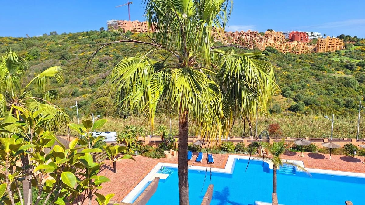 2 soverom Penthouse til salgs i La Duquesa / Puerto de la Duquesa med svømmebasseng garasje - € 399 000 (Ref: 9938884)