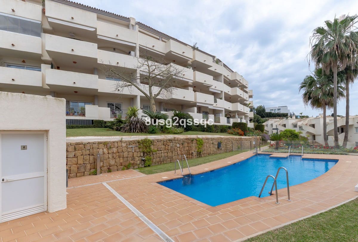 3 soveværelse Lejlighed til salg i Elviria med swimmingpool garage - € 399.000 (Ref: 9940429)