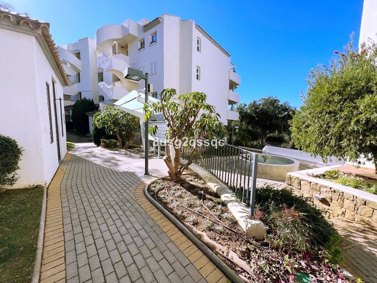3 soveværelse Lejlighed til salg i Elviria med swimmingpool garage - € 399.000 (Ref: 9940429)