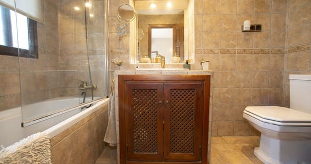 3 sypialnia Apartament na sprzedaż w Nueva Andalucia, Marbella z basenem garażem - 495 000 € (Ref: 9941163)