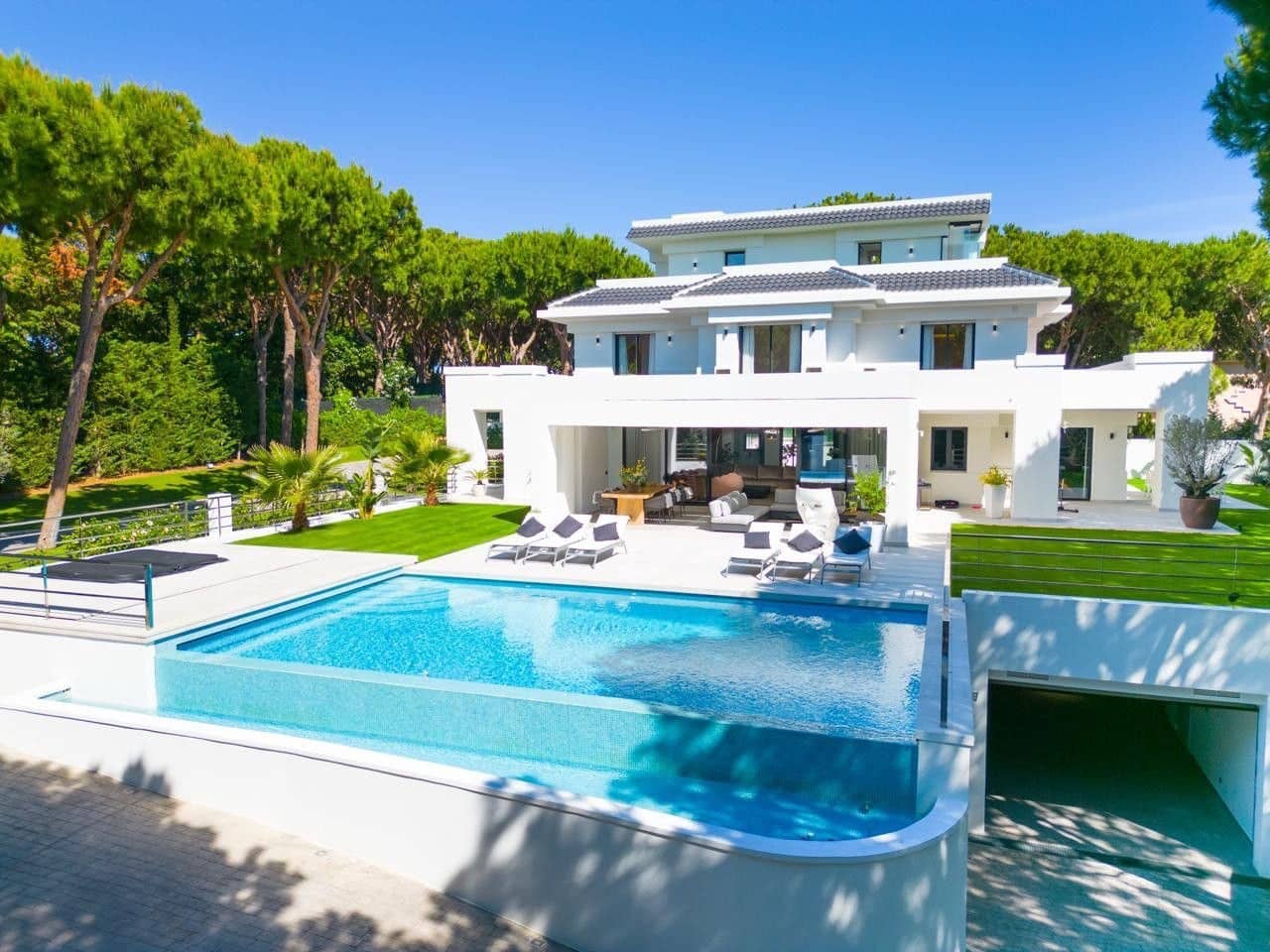 6 Zimmer Villa zu verkaufen in Las Chapas mit Pool Garage - 5.900.000 € (Ref: 9944382)