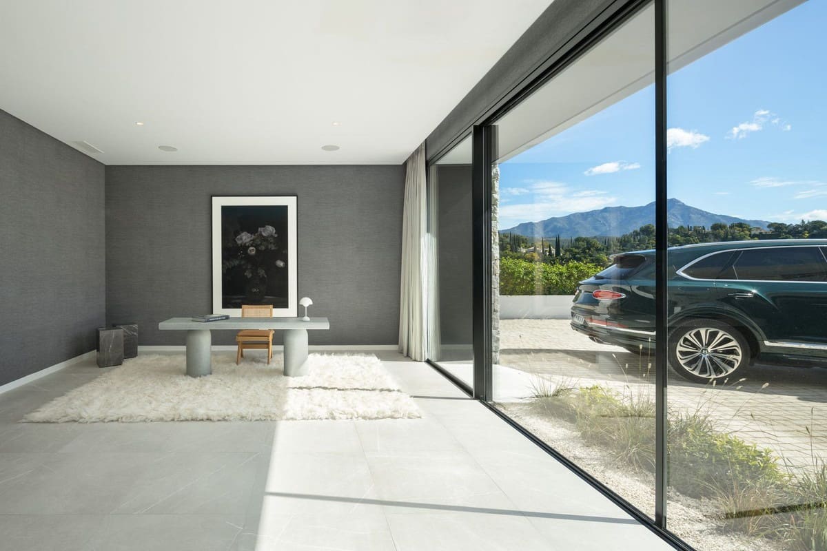 8 soverom Villa til salgs i El Madronal med svømmebasseng garasje - € 10 800 000 (Ref: 9944531)