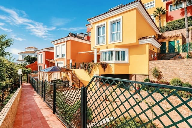 3 soveværelse Byhus til salg i Torremar, Málaga by med swimmingpool garage - € 629.995 (Ref: 9944582)
