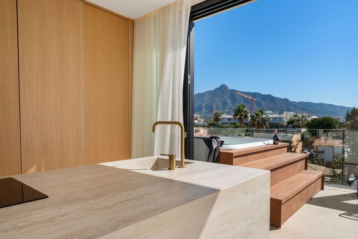 5 camera da letto Villa in vendita in Nueva Andalucia con piscina garage - 2.995.000 € (Rif: 9945966)