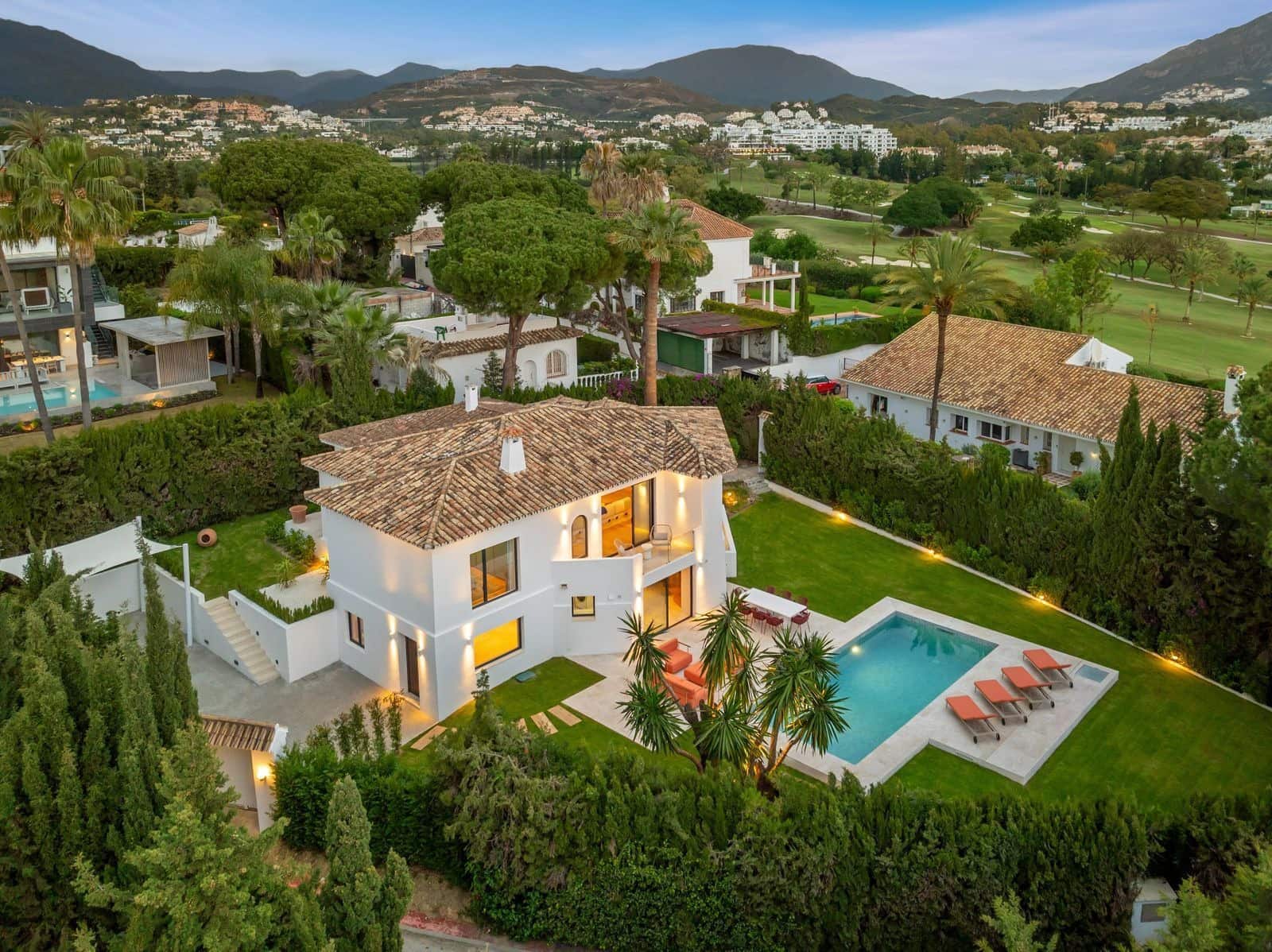 4 quarto Moradia para venda em Nueva Andalucia com piscina garagem - 3 100 000 € (Ref: 9945974)