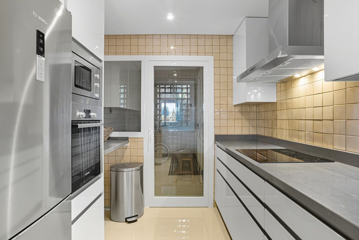 2 sypialnia Apartament na sprzedaż w Nueva Andalucia z basenem garażem - 565 000 € (Ref: 9948303)